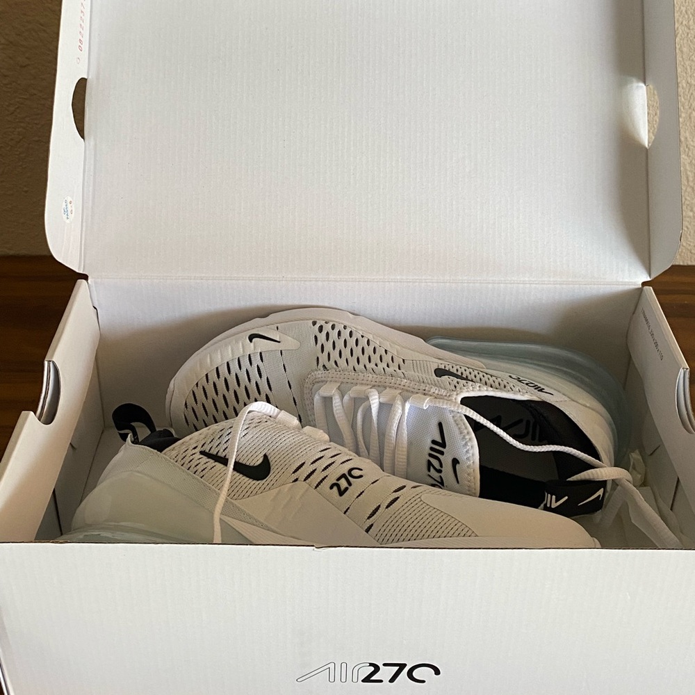 Nike Women's Air Max 270 Sneaker Black White 6.5 - Picture 2 of 16